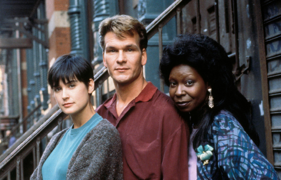 Whoopi Goldberg in Ghost con Patrick Swayze e Demi Moore